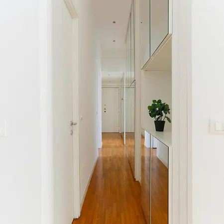 The Rent - Spacious Two-bedroom In Crocetta Apartamento
