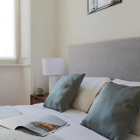 The Rent - Spacious Two-bedroom In Crocetta Apartamento