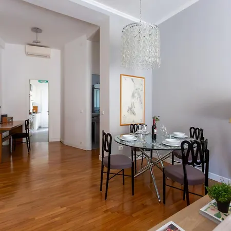 The Rent - Spacious Two-bedroom In Crocetta Apartamento